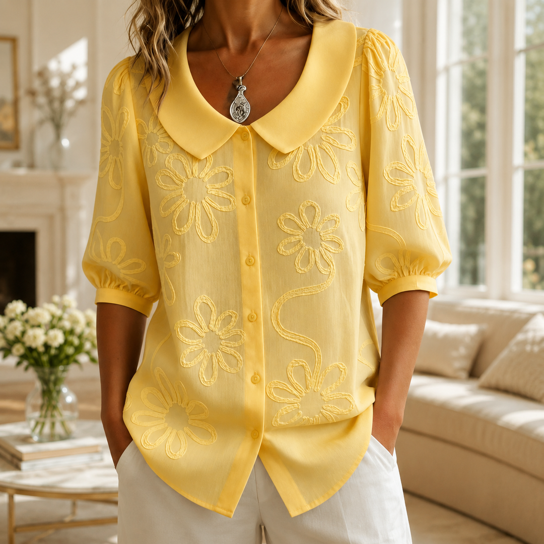 Lucia | Florale Bluse in natürlichem Licht