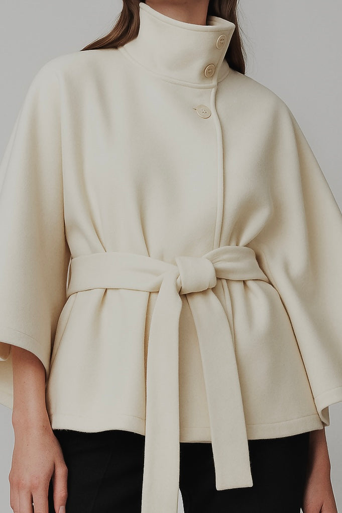 Marie | Cape-Jacke mit hohem Kragen und Gürtel