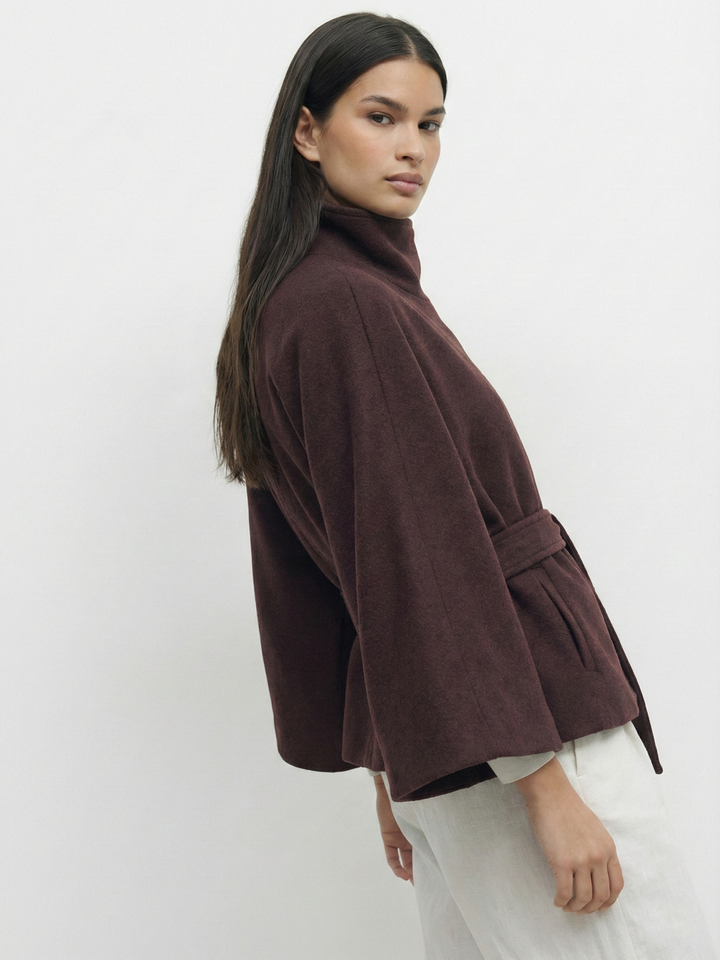 Marie | Cape-Jacke mit hohem Kragen und Gürtel