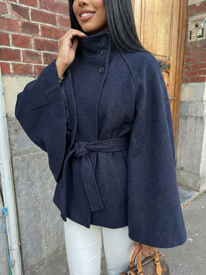 Marie | Cape-Jacke mit hohem Kragen und Gürtel