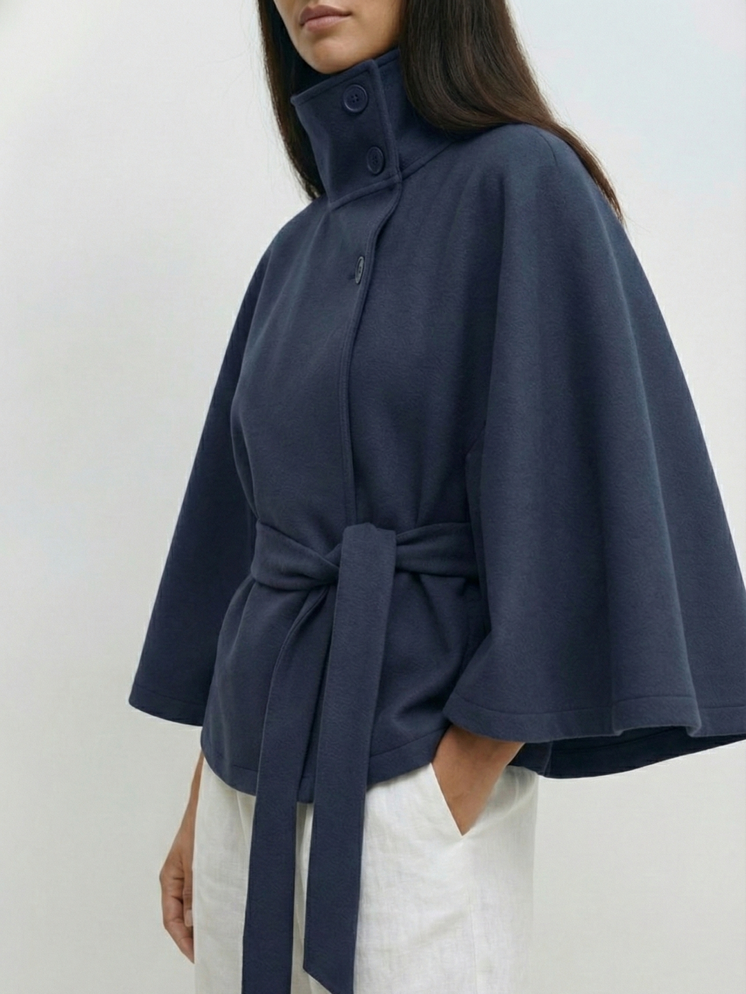 Marie | Cape-Jacke mit hohem Kragen und Gürtel