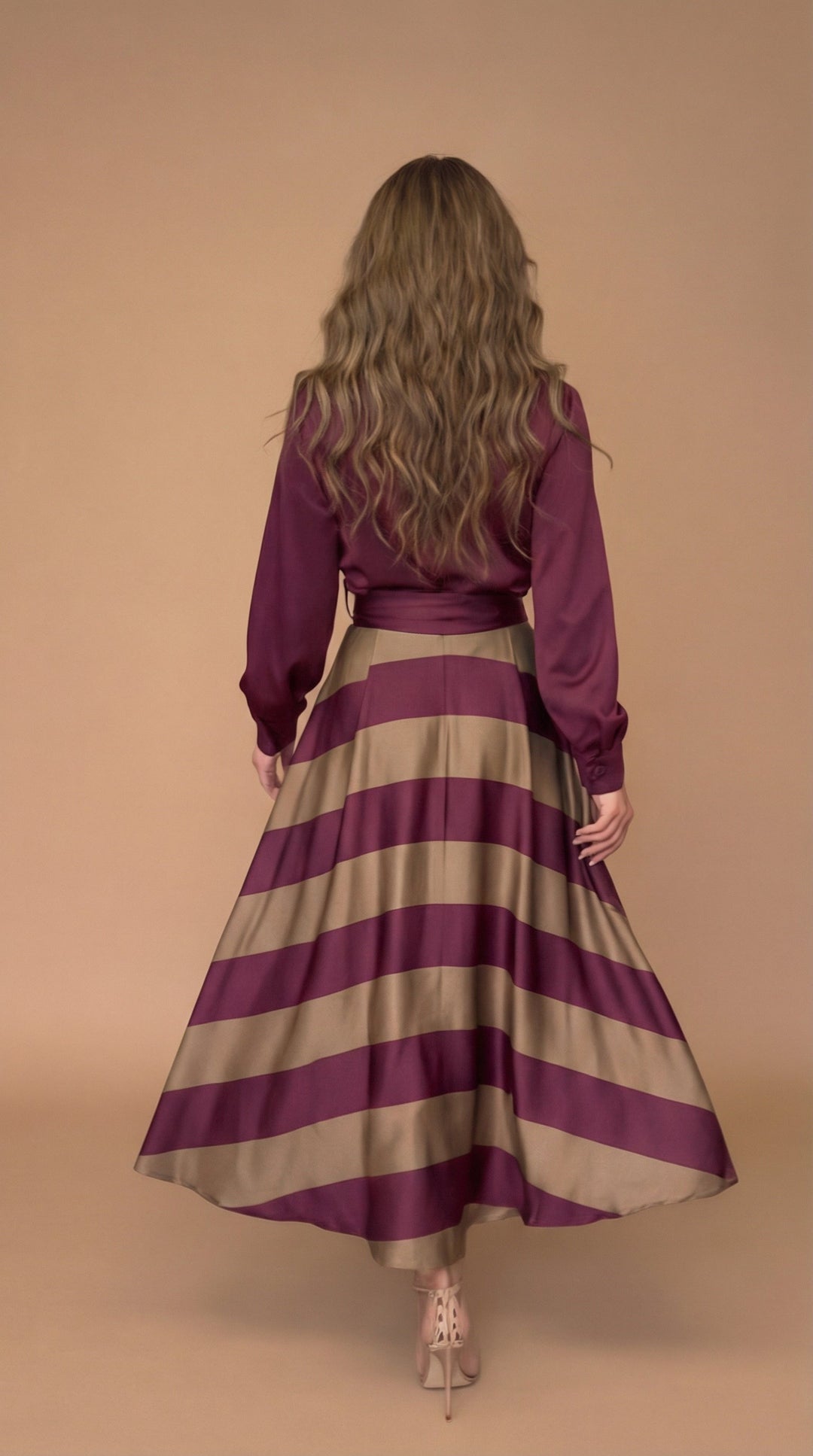 Kira™ | Langes gestreiftes Kleid mit Spitze