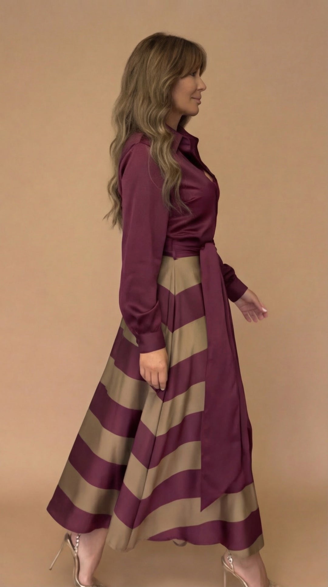 Kira™ | Langes gestreiftes Kleid mit Spitze